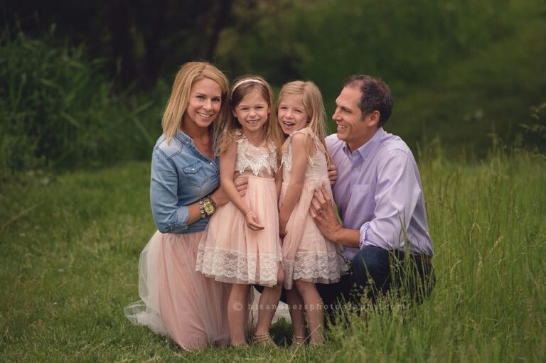 des moines iowa family portraits photographer family pictures iowa twins sisters sibling photography