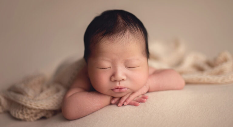 des moines iowa newborn photographer mother baby sibling photography family newborn